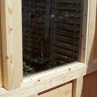 Hønsehus byg selv: Glasruden lægges på plads Hønsehus byg selv: Glasruden lægges på plads